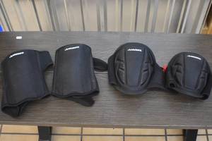 lot 9 image: Knee pads