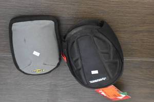 lot 10 image: Knee pads