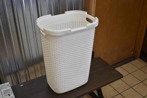 lot 31 image: Hamper