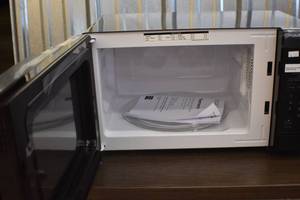 lot 33 image: Kenmore Microwave Oven