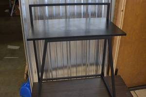 lot 42 image: Small Desk