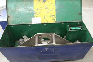 lot 861 image: Greenlee Hydraulic Power Bender 885-TE  with Rolling Metal Job Site Box