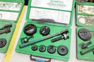 lot 916 image: Greenlee Slug Buster Ratchet Knockout Punch Set 7238SB  with Plastic Case