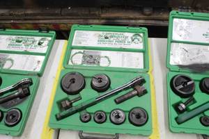 lot 915 image: Greenlee Slug Buster Ratchet Knockout Punch Set 7238SB  with Plastic Case