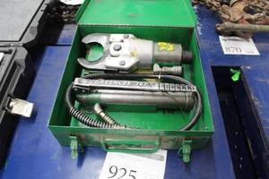 lot 925 image: Greenlee Cable Cutter  with Greenlee 767 Hydraulic Pump, Metal Case