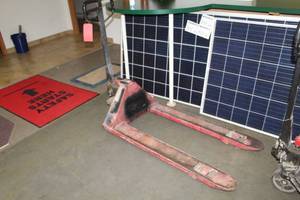 lot 987 image: Dayton Hand Hydraulic Pallet Truck