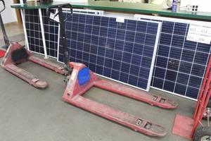 lot 988 image: Dayton Hand Hydraulic Pallet Truck