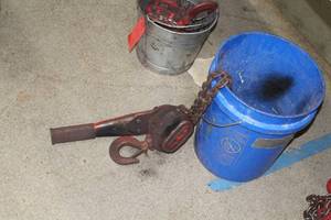 lot 1016 image: Chain Hoist 1-12 Ton