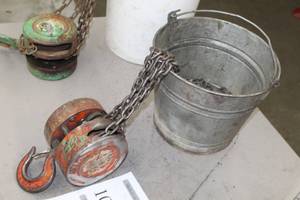 lot 1022 image: Chain Hoist 1 Ton