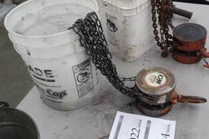 lot 1023 image: CM Series 622 Chain Hoist 1 Ton