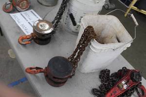 lot 1024 image: Chain Hoist 1 Ton