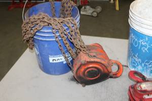 lot 1028 image: Chain Hoist 2 Ton