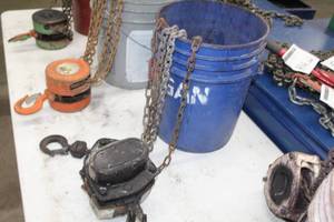 lot 1031 image: Chain Hoist 1 Ton