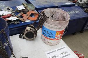 lot 1032 image: Chain Hoist 1 Ton