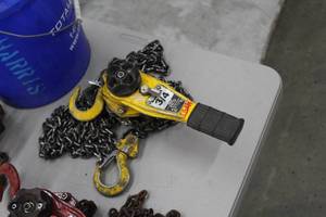 lot 1005 image: Yale Shop King Chain Hoist PS8 34 Ton