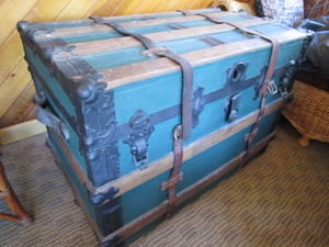 lot 19 image: Antique trunk, 35Lx21Dx25H...