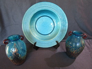 lot 21 image: Art Glass charger 14.25, two 8 v...
