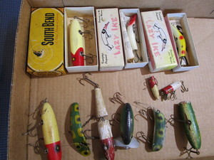 lot 22 image: Vintage lures with South Bend, Lazy...