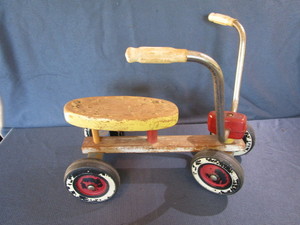 lot 31 image: Childs ride on trike, 18Lx17Wx15...