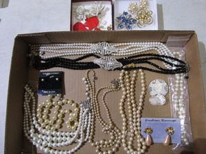 lot 55 image: Costume jewelry including German cl...