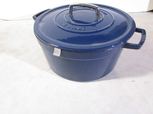 lot 64 image: Martha Stewart Dutch oven, 8qt enam...