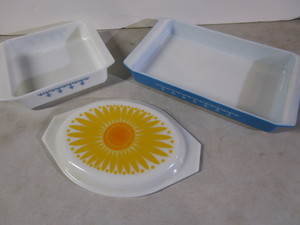 lot 75 image: Vintage Pyrex 13.5x8.75 #933, #922 ...