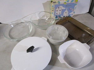 lot 80 image: Corning 10 buffet server & 1-12 q...