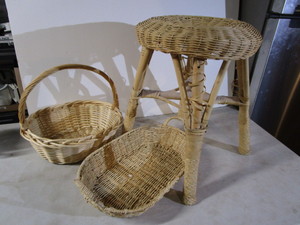 lot 83 image: Wicker baskets tray style & handle...