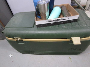 lot 93 image: Igloo cooler - easy access - one la...