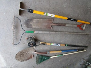 lot 130 image: Lawn edger, garden hoe, steel rake,...