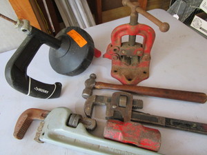 lot 173 image: Pipe vise, pipe wrenches 24 and 18...