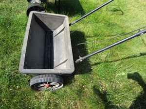 lot 199 image: Drop spreader...