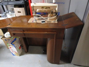 lot 94 image: Cabinet Sewing machine, Singer mode...