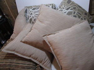 lot 99 image: Decorative throw pillows, qty 7...
