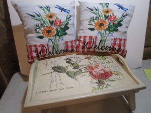lot 50 image: Throw pillows - Welcome, folding br...