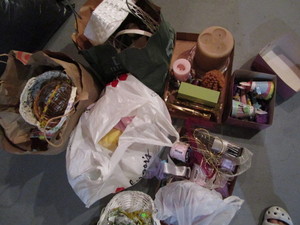 lot 48 image: Easter dcor including baskets, fi...