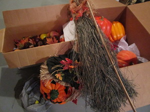 lot 46 image: Fall dcor including witch, fiber ...