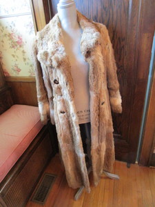 lot 252 image: Ladies fur coat, approx 42 backsea...