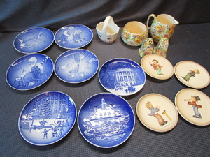 lot 271 image: English chintz cream & sugar and sa...