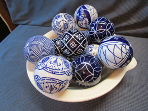 lot 278 image: Ceramic blue & white balls, qty 12...