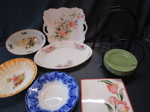lot 280 image: Ceramic bowls, tile, stand, Flow bl...