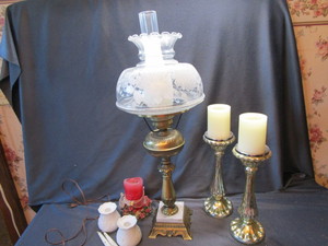 lot 295 image: Table lamp with rose on shade,  can...