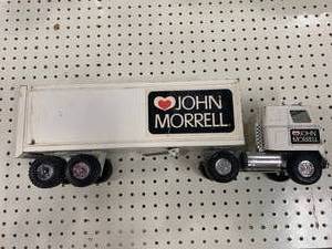 lot 14 image: Vintage Ertl John Morell Semi Truck 22  Inch