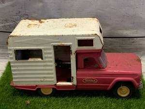 lot 15 image: Vintage Tonka Jeep Commander Pink Pressed Steel Camper
