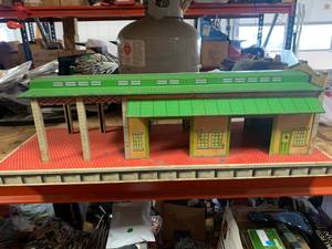 lot 16 image: Vintage Marx Freight Terminal Depot Station