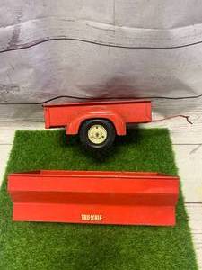 lot 18 image: Antique Tru Scale Trailer & Cart
