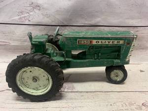 lot 42 image: Vintage Oliver 1850 Tractor 116