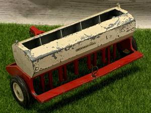 lot 52 image: Vintage International Farm Implement