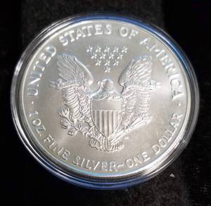 lot 19 image: 1993 AMERICAN SILVER EAGLE 1 TROY OZ. .999 FINE SILVER IN AIRTITE