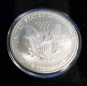 lot 47 image: 2006 AMERICAN SILVER EAGLE 1 TROY OZ. .999 FINE SILVER IN AIRTITE